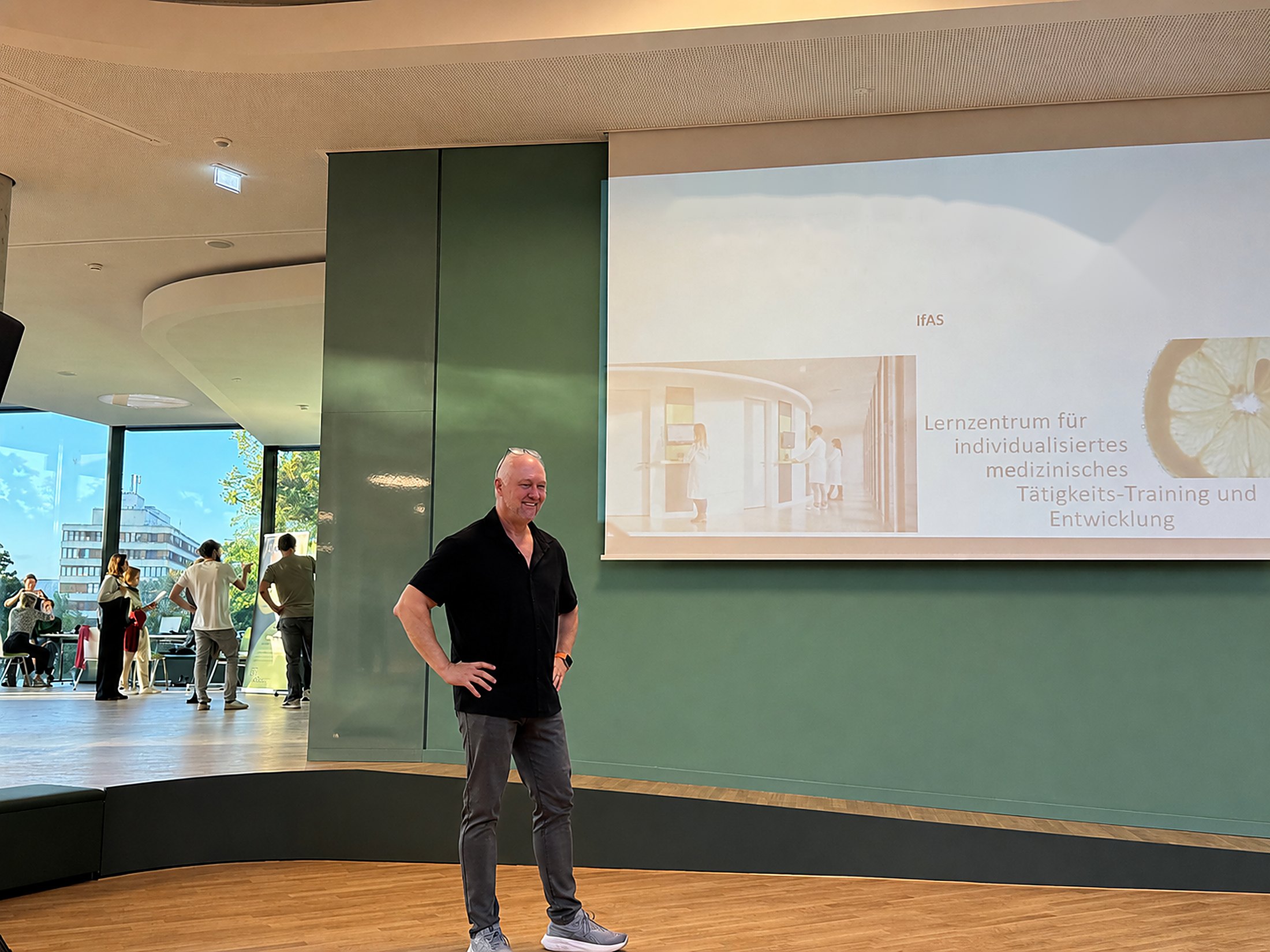 Dr. Andre C. Dennes bei einem Vortrag auf der Bühne