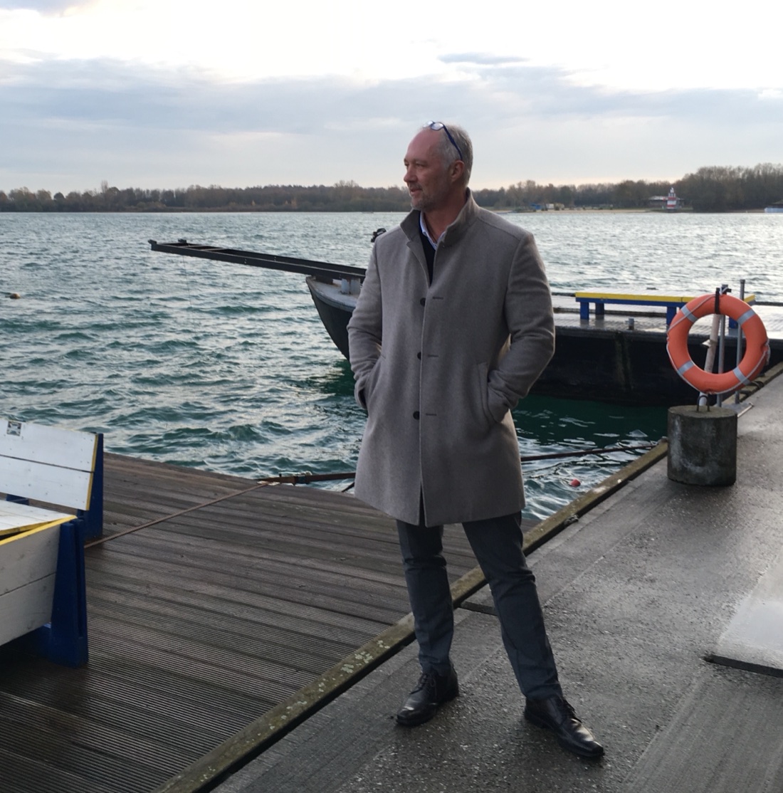 Dr. Andre Dennes im Mantel am See — Innehalten und Klarheit
